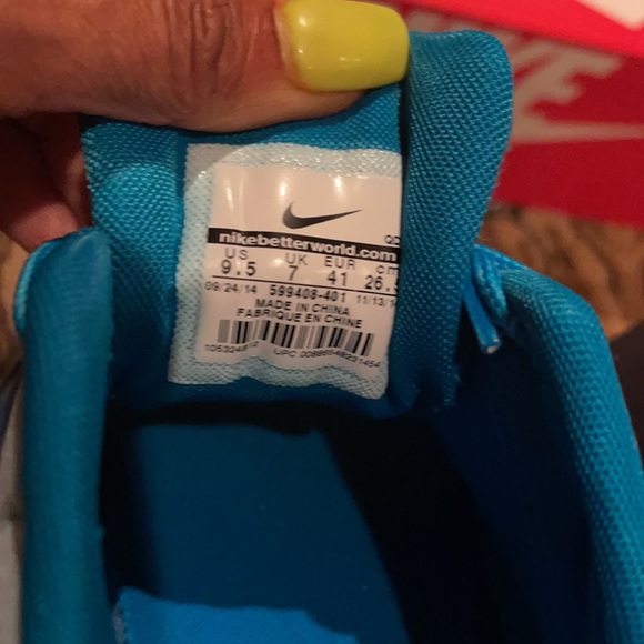 Gently used Nike sneakers - Picture 5 of 5